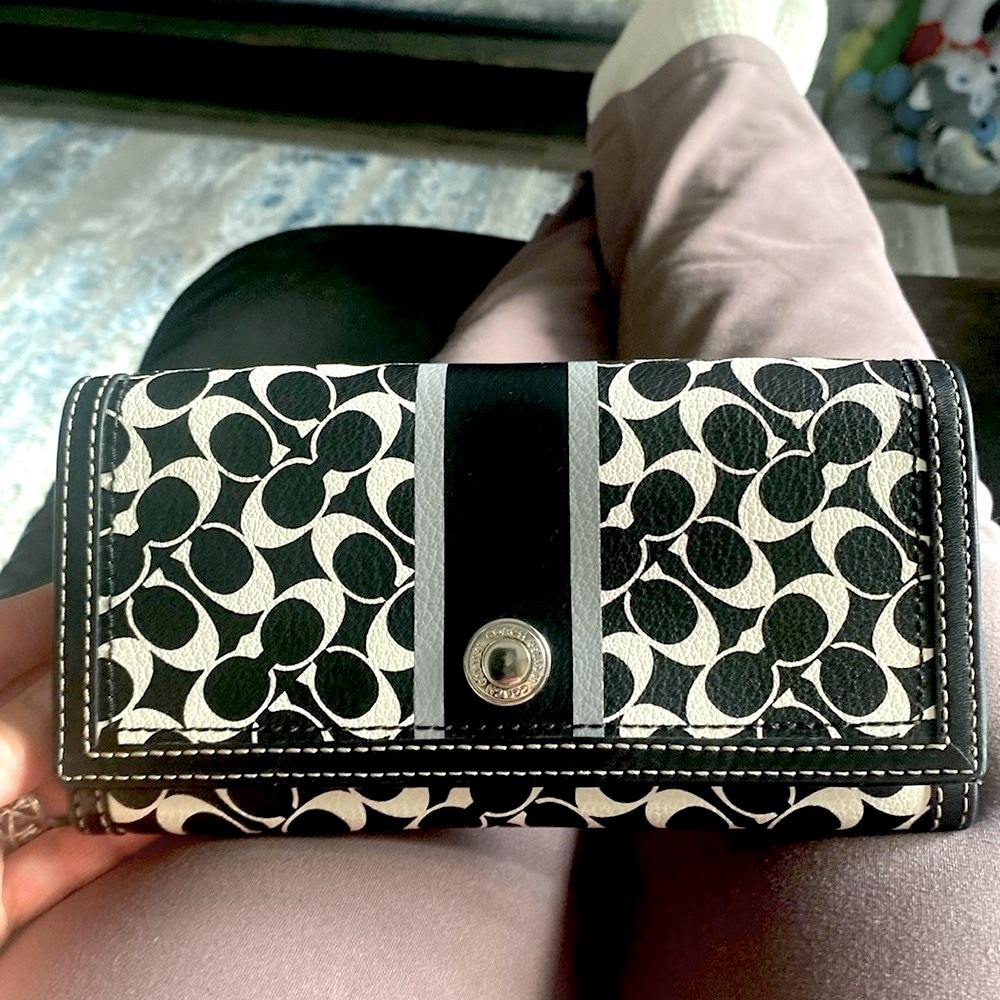 Coach pebble wallet - she’s a beauty  🖤 - like new!!!